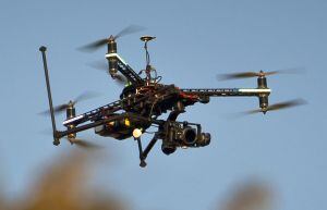 Imatge d'un dron en moviment equipat amb una càmera.