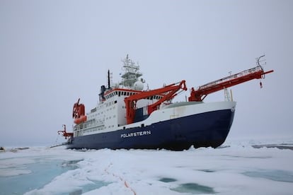 El rompehielos científico 'Polarstern', varado en el hielo ártico, el pasado julio.