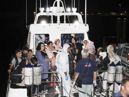 Llegada de 75 migrantes rescatados este viernes por la noche a Crotone (Italia).