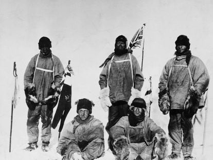 Los cinco miembros de la expedición del capitán Scott (en el centro de la imagen)