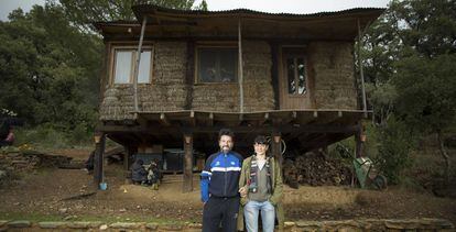 Juan Jesús Pérez y María Puente, vecinos denunciados por la construcción de una casa edificada en El Calabacino, una aldea de Alájar (Huelva)