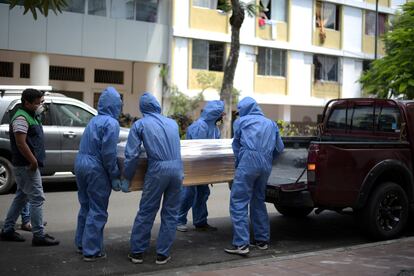 Trabajadores de una funeraria transportan el cuerpo de un hombre muerto en Guayaquil, Ecuador, este miércoles.