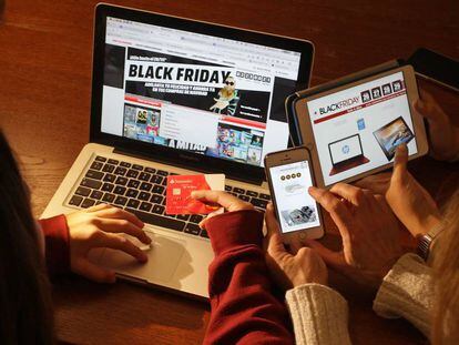 Una familia compra por Internet durante las rebajas del Black Friday.