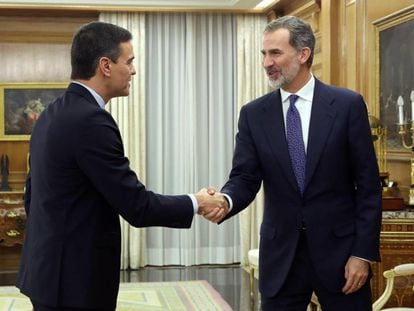Pedro Sánchez y el rey Felipe VI se saludan en la última reunión.