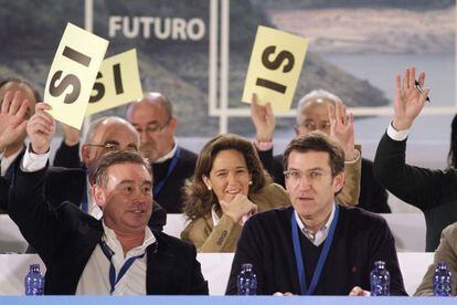 Feij&oacute;o, junto al vicepresidente del partido, Xos&eacute; Manuel Barreiro, durante una votaci&oacute;n en el congreso clausurado ayer en Lugo. 