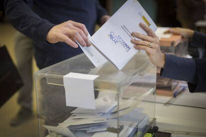 Urnas y votos, durante las pasadas elecciones del 20 de diciembre.