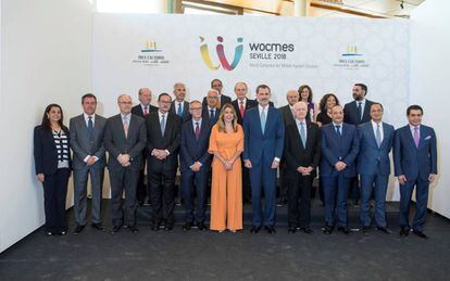 Felipe VI posa junto con el resto de responsables del Congreso Mundial de Estudios sobre Oriente Medio.
