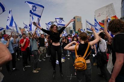 Un grupo de manifestantes bloquea una carretera durante una protesta contra los planes del Gobierno del primer ministro, Benjamín Netanyahu, para reformar el sistema judicial, en Tel Aviv este jueves.