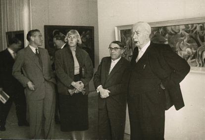 El presidente alemán Theodor Heuss (primero por la derecha) en la inauguración de la primera Documenta, en 1955.