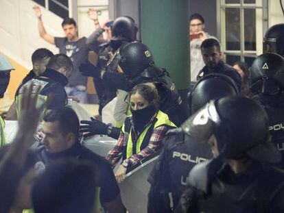 La policía interviene en el centro Ramon Llull de Barcelona el 1-O / En vídeo, diálogo entre una mossa y un policía nacional B.FERNÁNDEZ/ G.BATTISTA / P.CASADO