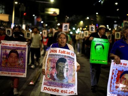 Familiares sostienen pancartas con imágenes de los estudiantes desaparecidos de Ayotzinapa, el 3 de marzo.