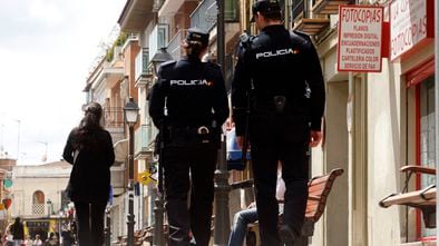 Dos agentes de policía dedicados a la protección de víctimas de violencia machista en Madrid, en una imagen de archivo.