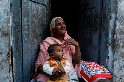 Una anciana sentada junto a su nieto en las puerta de su casa, en Peshawar (Pakistán).