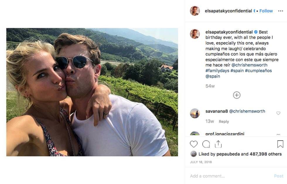 Elsa Pataky y su marido Chris Hemsworth se besan en un 'selfi' en Guetaria.