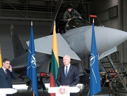 Un grupo de militares interrumpe la rueda de prensa de Pedro Sánchez y el presidente lituano por la salida de un Eurofighter.