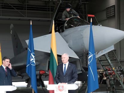 Un grupo de militares interrumpe la rueda de prensa de Pedro Sánchez y el presidente lituano por la salida de un Eurofighter.