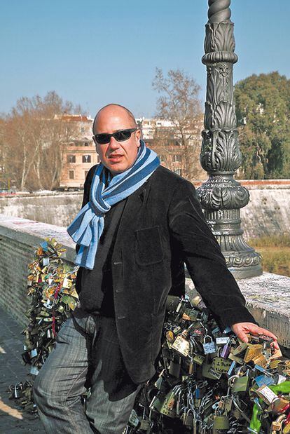 <b>Federico Moccia, ante los candados del Puente Milvio de Roma. Como en sus libros, las parejas los cuelgan  y se juran amor para siempre.</b>
