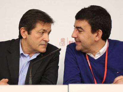 Los socialistas Javier Fernández y Mario Jiménez.
