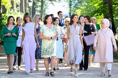Durante la cumbre de la OTAN celebrada en Madrid en junio de 2022, la reina Letizia se encargó de ejercer como anfitriona y lideró las visitas de las primeras damas y otros acompañantes que viajaron hasta la capital madrileña. En la imagen, en la jornada que disfrutaron en Segovia.