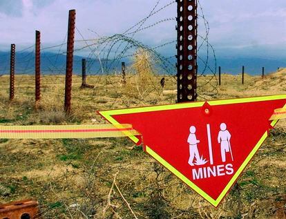 Un cartel advierte del riesgo de minas en la base aérea de Bagram (Afganistán), abandonada por EE UU ante la llegada de los talibanes, el pasado 22 de marzo.