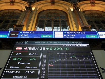 Vista del índice del IBEX 35 en el parqué de la Bolsa de Madrid este lunes. 
