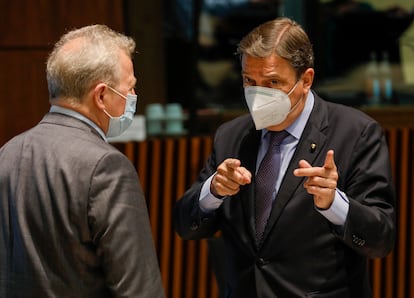 El comisario de Agricultura, Janusz Wojciechowski (a la izquierda), con el ministro español de Agricultura, Luis Planas, este lunes en Luxemburgo.