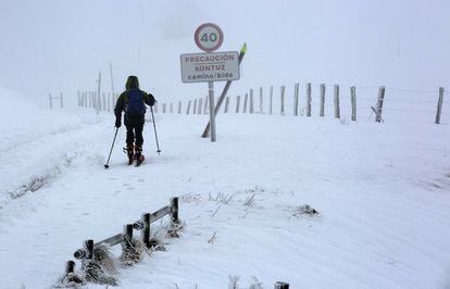 Una persona s'endinsa amb els seus esquís a l'Alto de Ibañeta (Navarra).