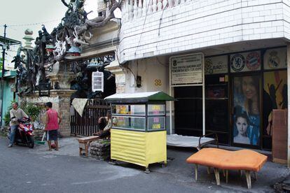 Un grupo de personas pasean frente a un salón de masaje en Surabaya. El cierre de ‘Dolly’ ha extendido el problema por toda la ciudad. Las organizaciones locales dicen que la medida del gobierno ha complicado más su trabajo de asistencia a enfermos de SIDA.