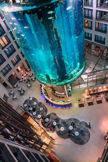 Atrium Bar (Alemania)

Con 25 metros de altura y 1.000 litros de agua salada, el famoso Aquadom del hotel Radisson Blu de Berlín es el acuario cilíndrico más grande del mundo. Alberga 1500 peces tropicales de más de 110 especies diferentes que se pueden admirar desde este restaurante situado en su base. Perfecto para disfrutar de un desayuno o un cóctel.