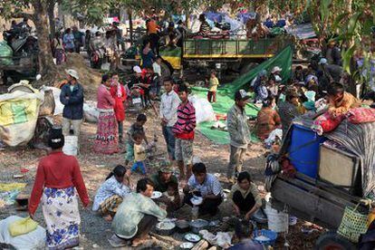 Camboyanos evacuados de sus casas en la zona en conflicto.