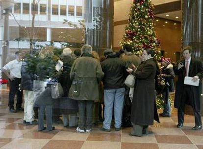 Un grupo de inversores, ante las oficinas de la firma de Bernard Madoff al conocer el fraude.