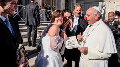 El Papa, con la nariz roja, junto a los reci&eacute;n casados miembros de una ONG de payasos.