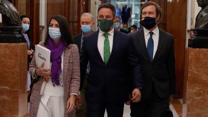 El líder de Vox, Santiago Abascal, junto a los diputados Iván Espinosa de Los Monteros y Macarena Olona en el Congreso.