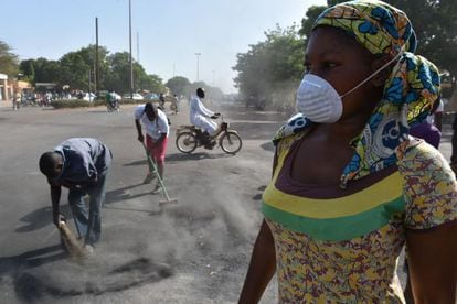 Los vecinos de Ouagadougou limpian los restos de la revuelta este s&aacute;bado. 