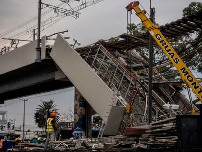 Cuadrillas de trabajadores laboran en la remoción de escombro y estructuras en la zona donde ocurrió el accidente de la linea 12 del metro en Ciudad de México, el 5 de mayo de 2021.