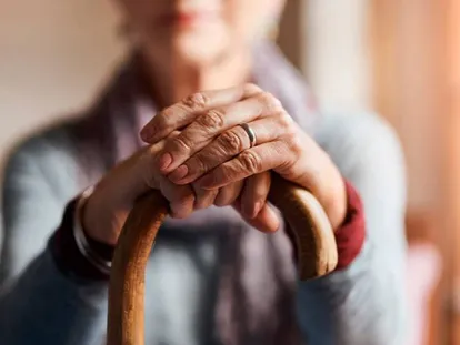 Una anciana se apoya sobre su bastón en una imagen de archivo.