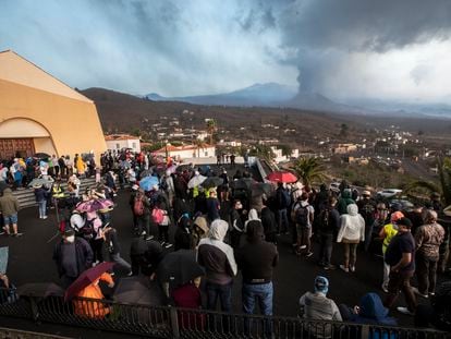 Turistas observan el volcán de Cumbre Vieja, en La Palma, desde el mirador de Tajuya.