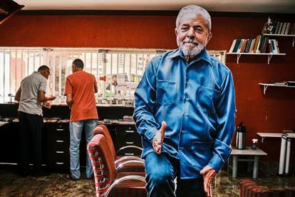 BRASILIA, BRAZIL - SEPTEMBER 20: View of a poster of presidential candidate Luiz Inacio Lula da Silva at PT (Workers Party) office at Setor Comercial Sul on September 20, 2022 in Brasilia, Brazil. Brazilians will go to polls on October 02 in a polarized presidential election. (Photo by Gustavo Minas/Getty Images)