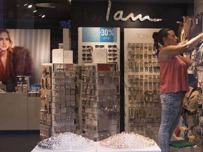 Un comercio en el centro de Sevilla.