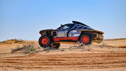Carlos Sainz en su vehículo durante la quinta etapa del Rally Dakar este jueves.