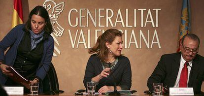 La abogada de la Generalitat, Isabel Villalonga, la consejera Sánchez de León y el interventor general, Salvador Hernándiz, ayer.