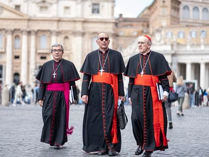 El presidente de la Conferencia Episcopal Española, el cardenal Juan José Omella (centro), junto con el cardenal Carlos Osoro (derecha) y el obispo Luis Argüello (izquierda) en la plaza de San Pedro en el Vaticano, durante su visita al Papa el 7 de abril.