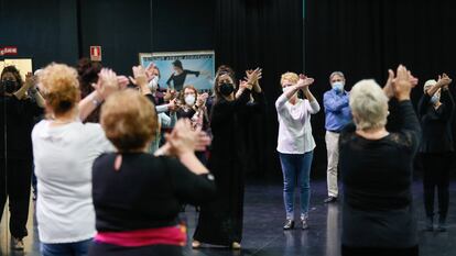Los mayores de Fuenlabrada acuden a las clases de flamenco en el centro coreográfico de María Pagés.