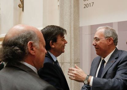 Roberto Fern&aacute;ndez, a la derecha, saluda al rector de la Complutense, Carlos Andradas, en presencia de Juan Romo (Carlos III). 