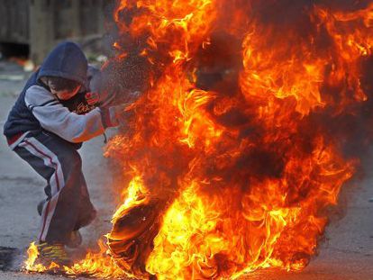 Un palestino quema una rueda este viernes en una protesta en Jerusal&eacute;n.