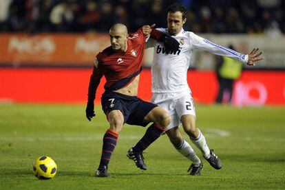 Aranda y Carvalho pugnan por el balón.