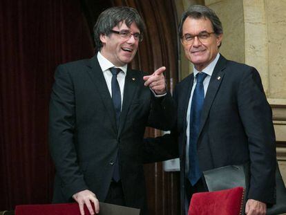 Carles Puigdemont y Artur Mas, en el Parlament.