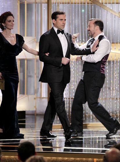 De izquierda a derecha, los actores Tina Fey, Steve Carell y Ricky Gervais, en la entrega de los Globos de Oro.