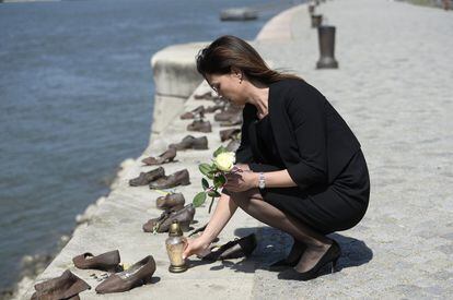 La ministra de Justicia húngara, Judit Varga, rindió homenaje este jueves, en el 76º aniversario del inicio del Holocausto húngaro, a las víctimas del nazismo. Unos zapatos de hierro fundido es el monumento que recuerda a los asesinados.