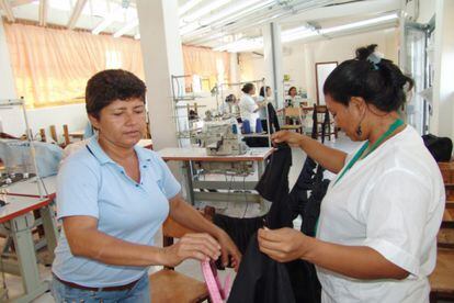 Taller de costura en Colombia da empleo a desplazadas por el conflicto